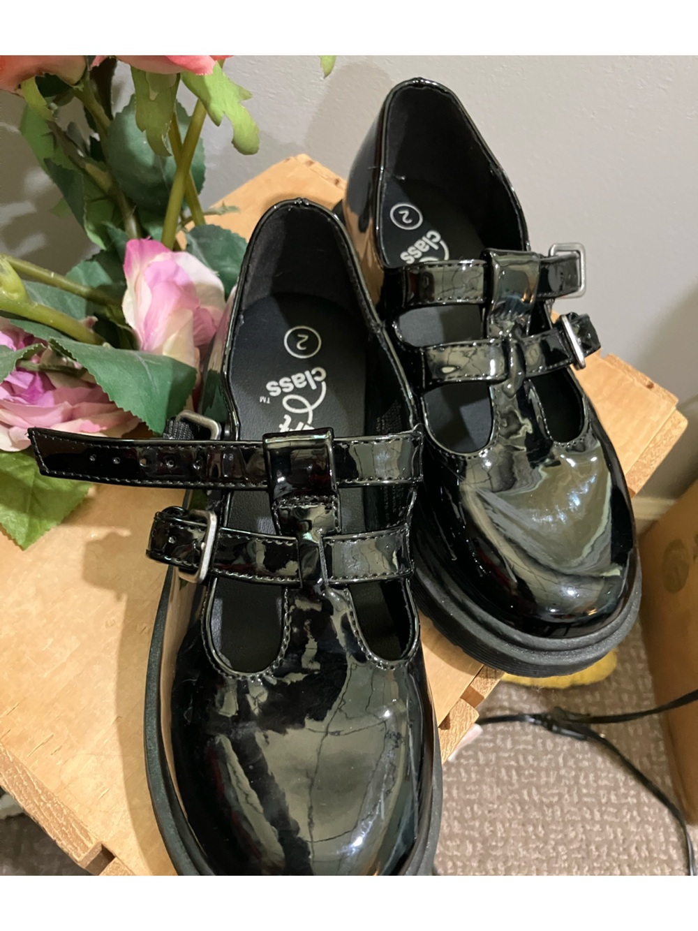 Art class girls size 2 patent leather look shoes